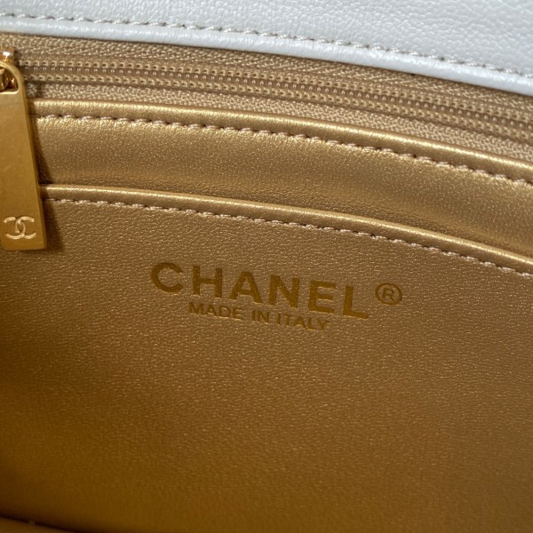  Handbag  Chanel  size 17 cm