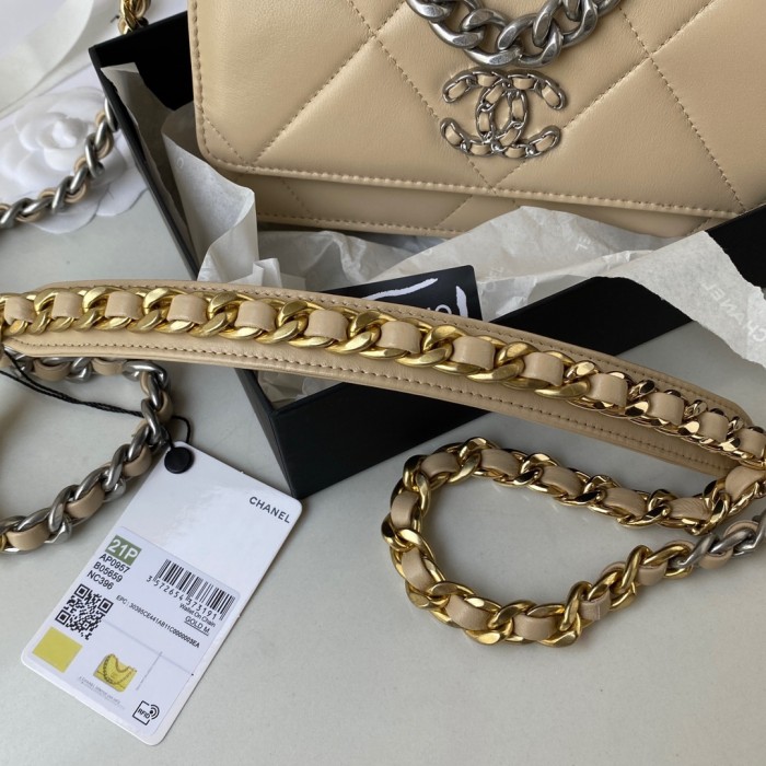  Handbag  Chanel size 19 cm