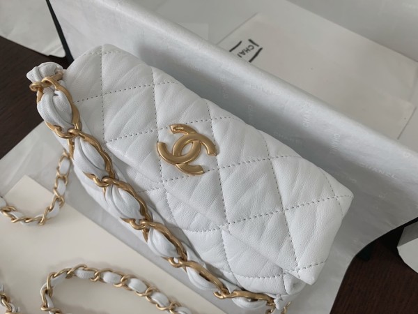  Handbag  Chanel 2479  size 19cmx13cmx7 cm 