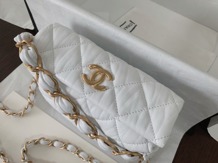  Handbag  Chanel 2479  size 19cmx13cmx7 cm 