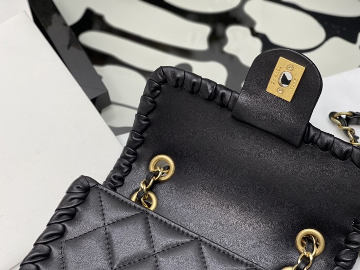  Handbag  Chanel size 15*19*6* cm