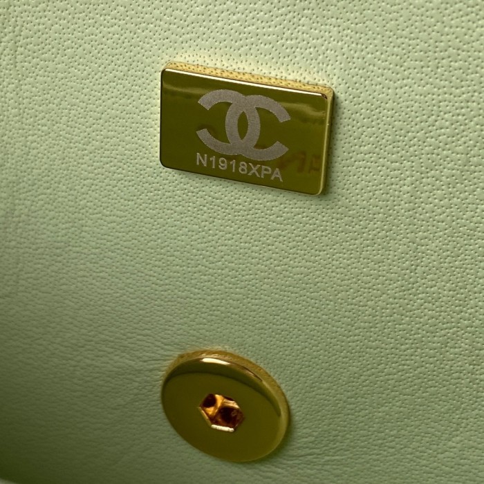  Handbag  Chanel size  17 cm