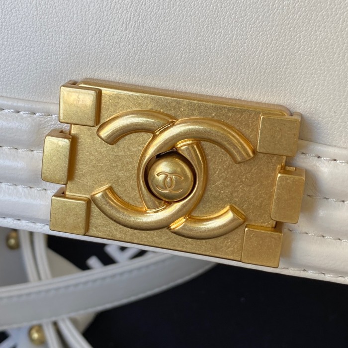  Handbag  Chanel AS3018 size 18x13x6.5 cm