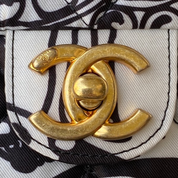  Handbag Chanel AS3004 size 15X20X7 cm