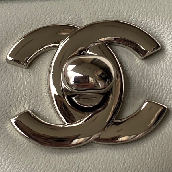  Handbag  Chanel size  17 cm