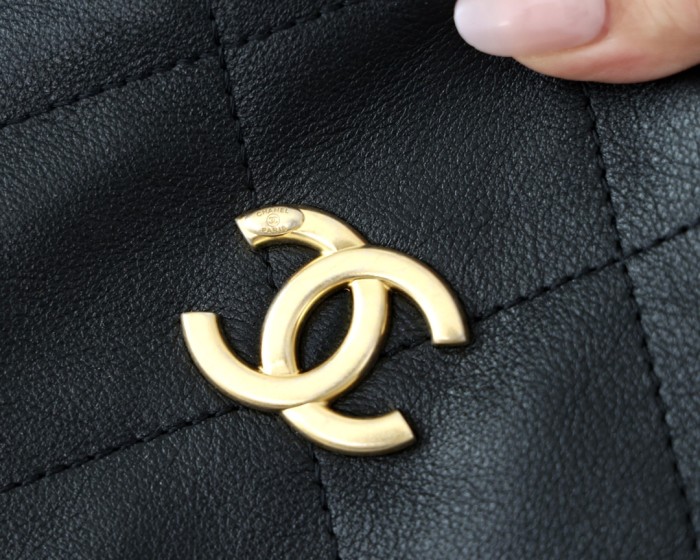  Handbag  Chanel AS2910 size 28x17x9 cm 