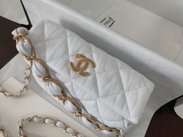  Handbag  Chanel 2479  size 19cmx13cmx7 cm 