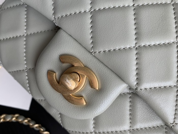  Handbag  Chanel size 17 cm 