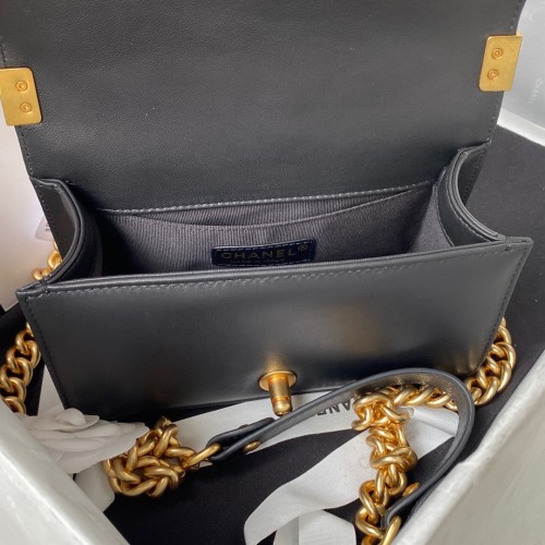  Handbag  Chanel size  20/25 cm