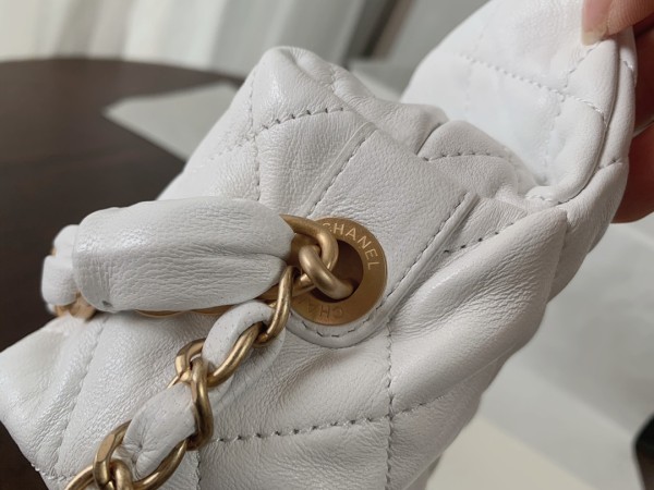  Handbag  Chanel 2479  size 19cmx13cmx7 cm 