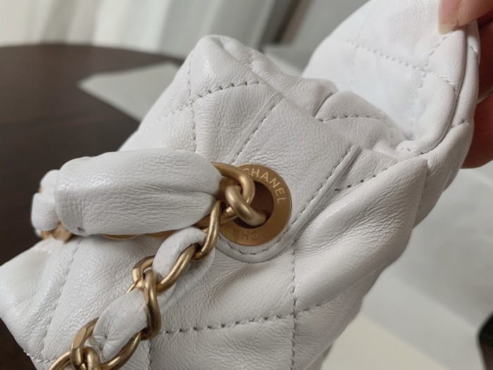  Handbag  Chanel 2479  size 19cmx13cmx7 cm 