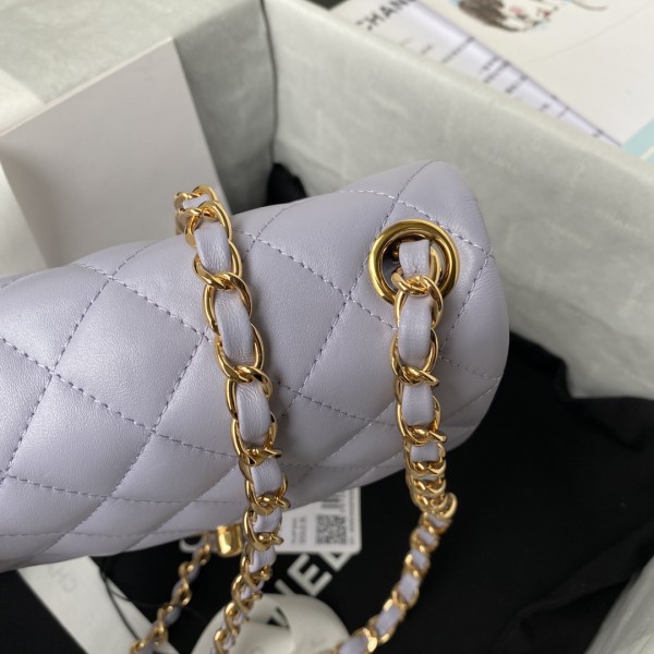  Handbag  Chanel size 17 cm