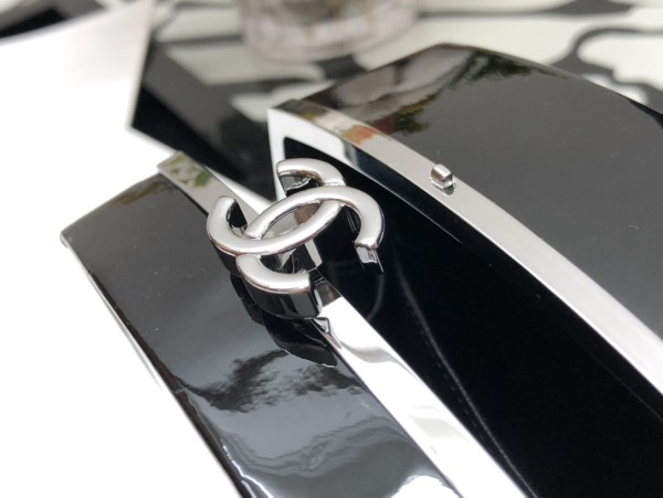  Handbag  Chanel  size  12.7*12.7*7.6 cm