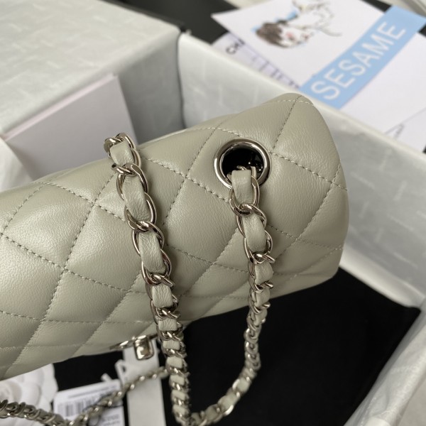  Handbag  Chanel size 20 cm