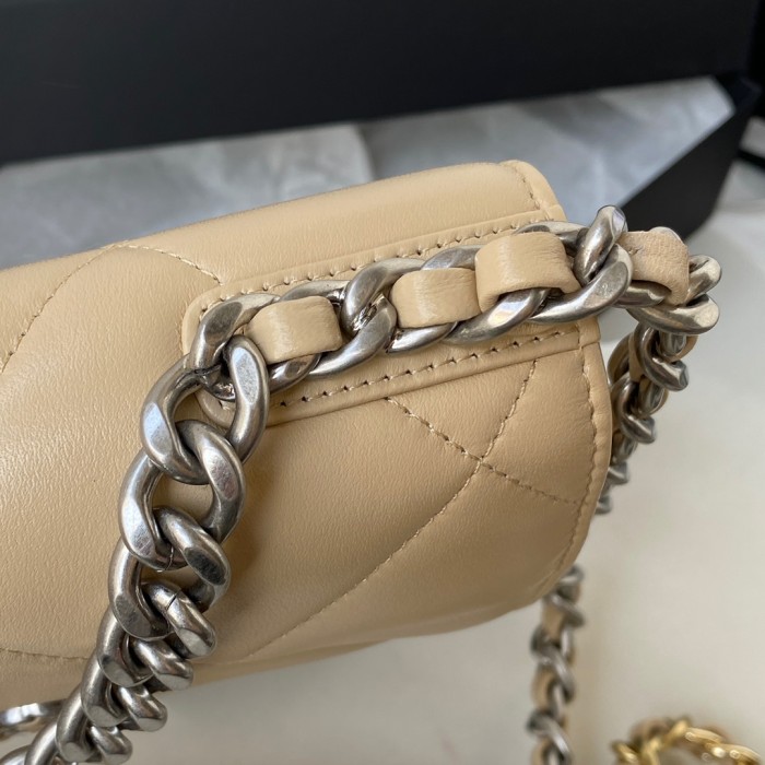  Handbag  Chanel size 19 cm