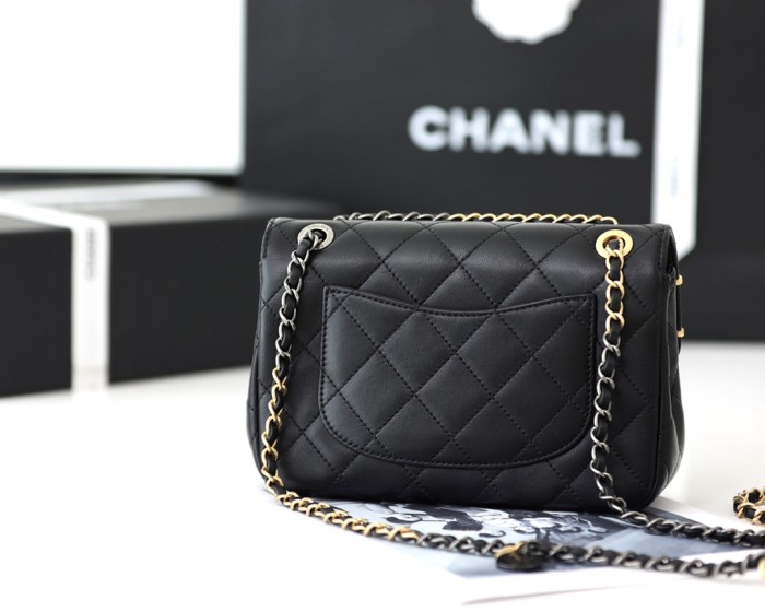  Handbag  Chanel size 19x11x8 cm