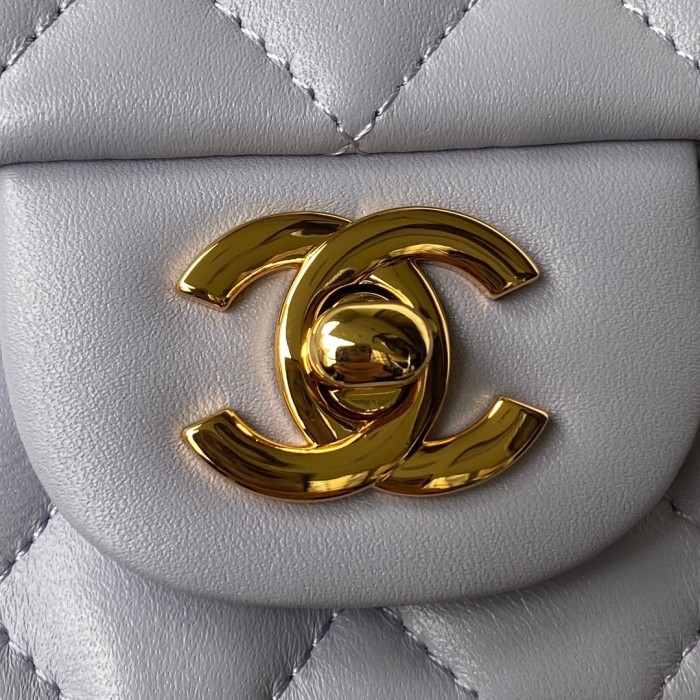  Handbag  Chanel size 17 cm