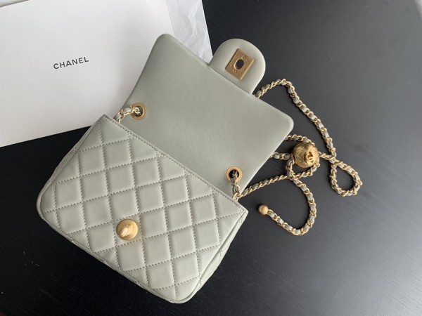  Handbag  Chanel size 17 cm 