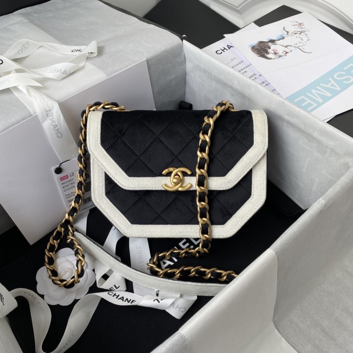  Handbag  Chanel  AS2957  size 19*15*6 cm