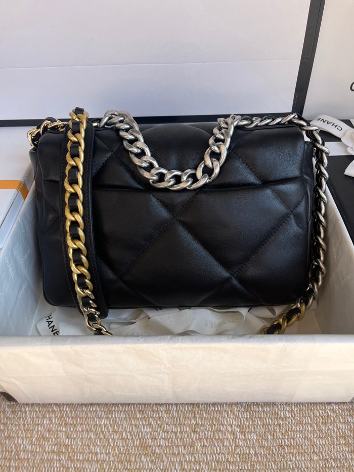  Handbag  Chanel size 26cm／30 cm 