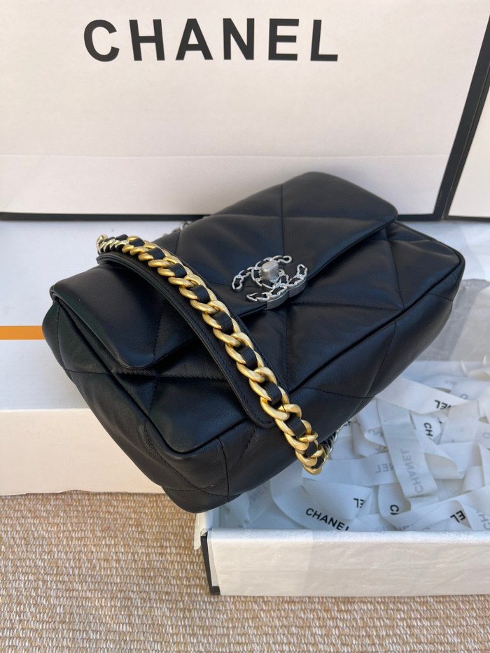  Handbag  Chanel size 26cm／30 cm 