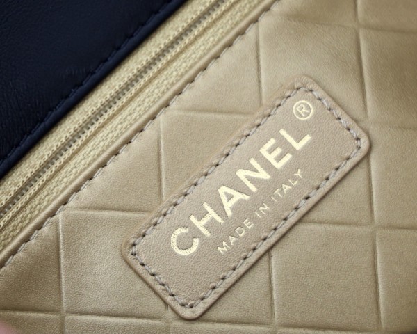  Handbag  Chanel size 19x11x8 cm