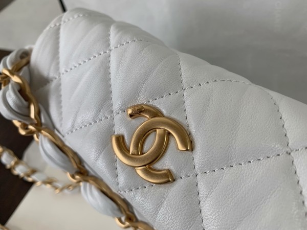  Handbag  Chanel 2479  size 19cmx13cmx7 cm 