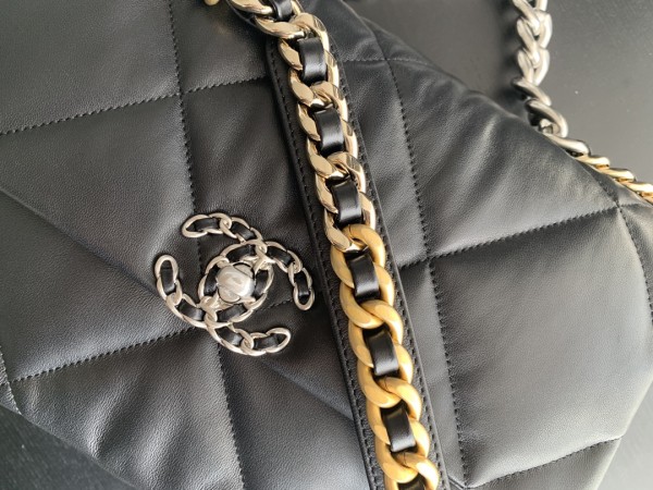  Handbag  Chanel size 26cmx16cmx9 cm 