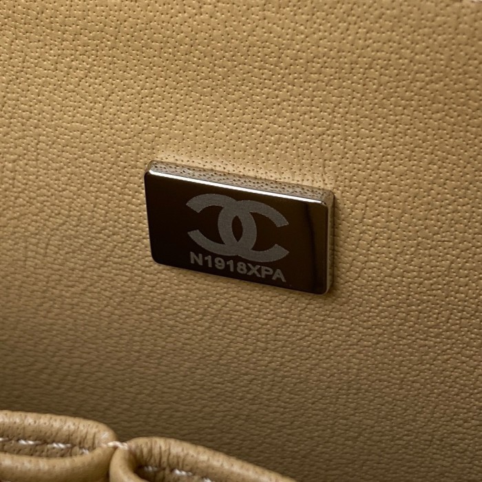 Handbag  Chanel A01112 size  15.5x25.5x6.5 cm