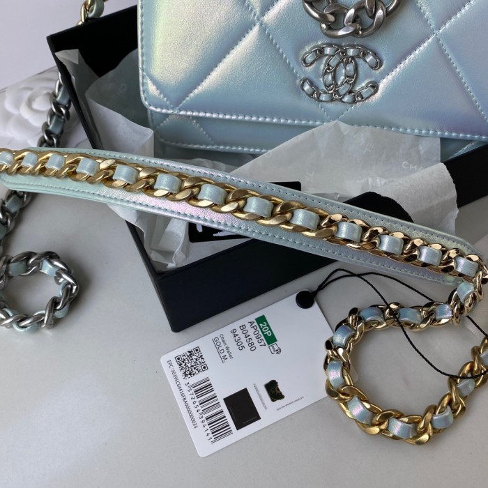  Handbag  Chanel size 19 cm