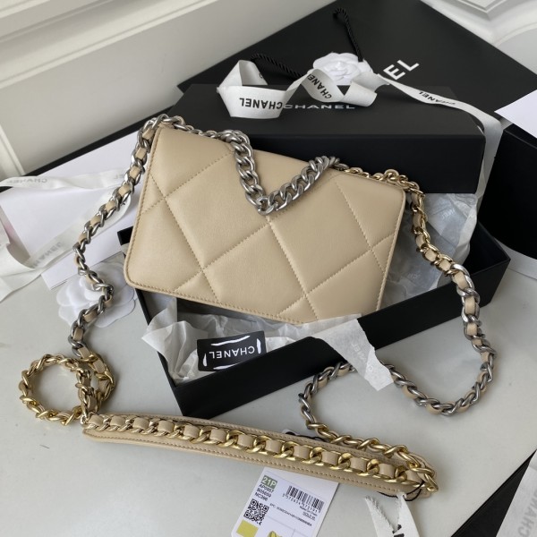  Handbag  Chanel size 19 cm