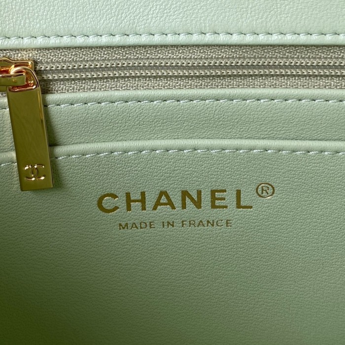  Handbag  Chanel size  17 cm