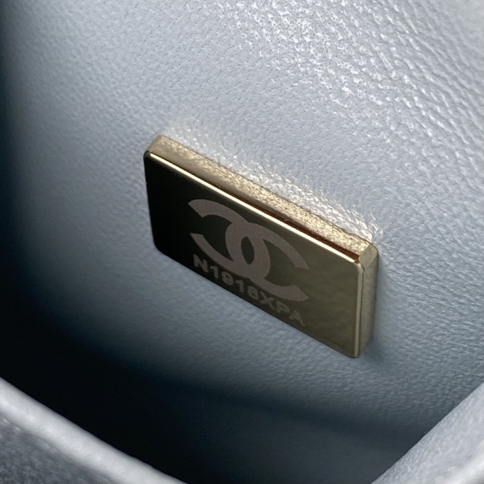  Handbag  Chanel  92991 size  28 cm