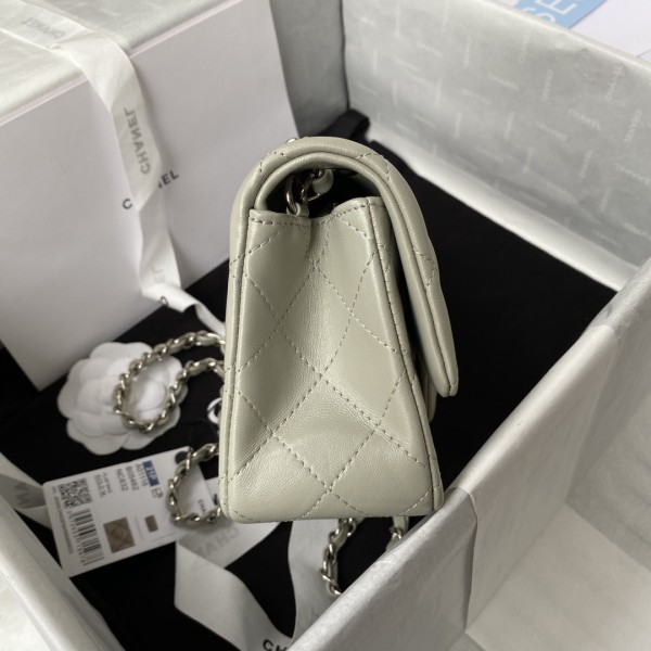  Handbag  Chanel size 20 cm