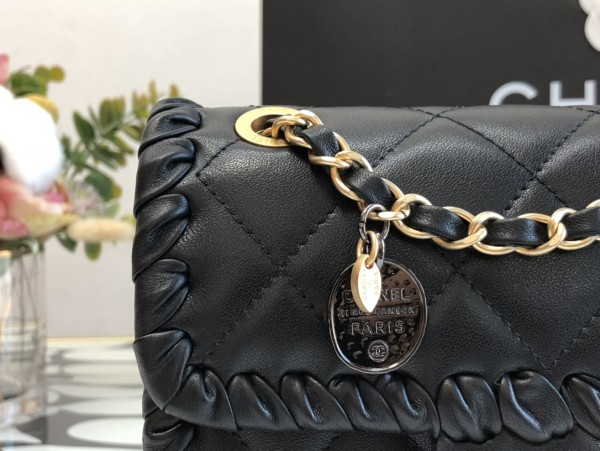  Handbag  Chanel  99120 size 15*19*6  cm