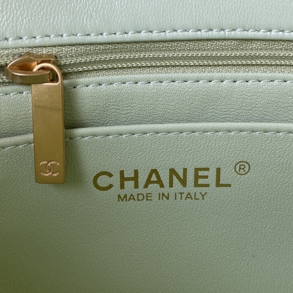  Handbag Chanel size 17 cm
