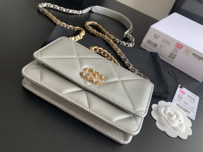  Handbag  Chanel 0957 size 19 cm  