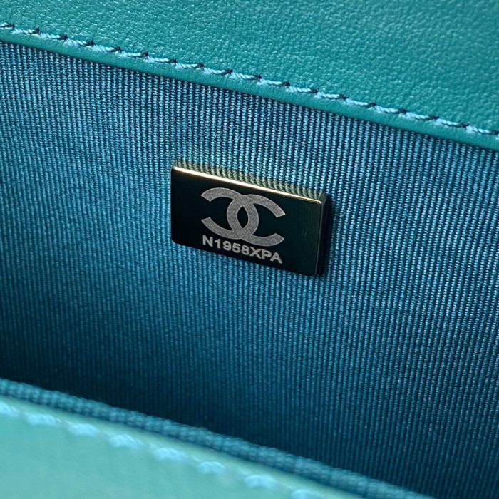  Handbag  Chanel size  20/25 cm