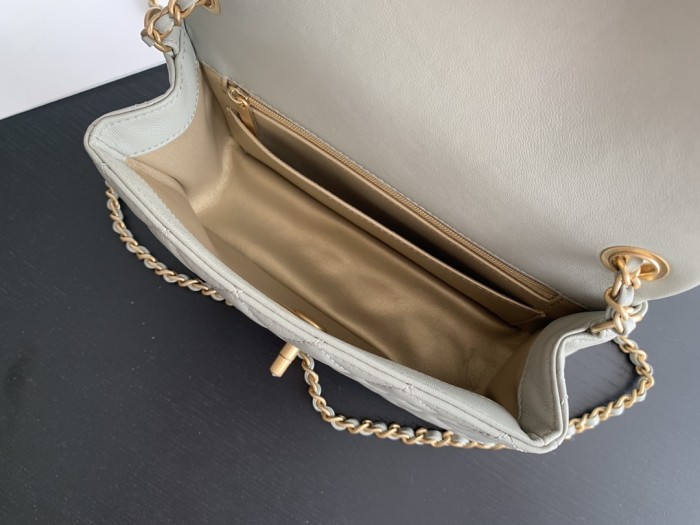  Handbag  Chanel size 20 cm