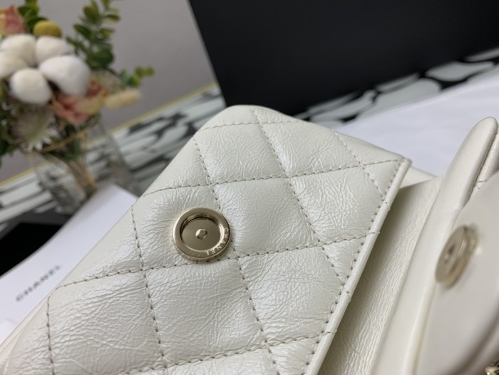  Handbag  Chanel  size 18×18×12 cm 