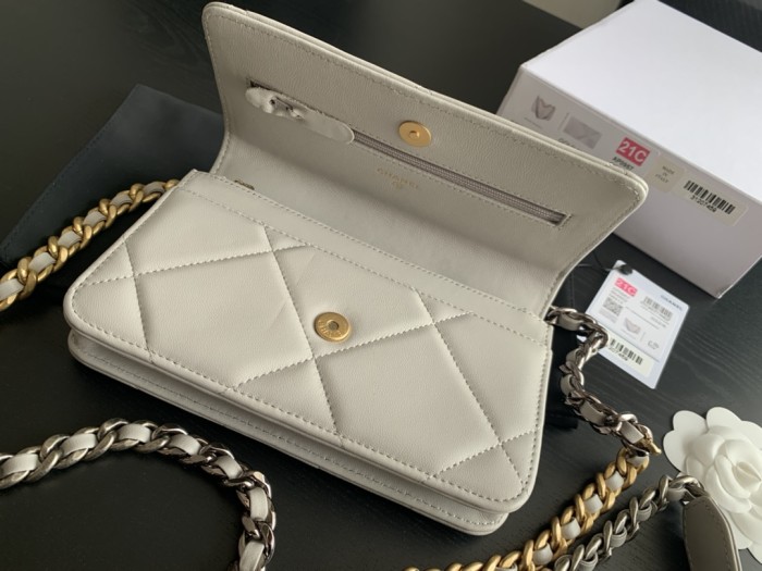 Handbag  Chanel 0957 size 19 cm 