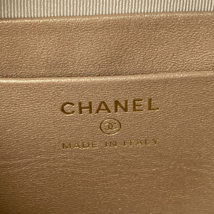  Handbag  Chanel AS2463 size 14x10x5.5 cm 