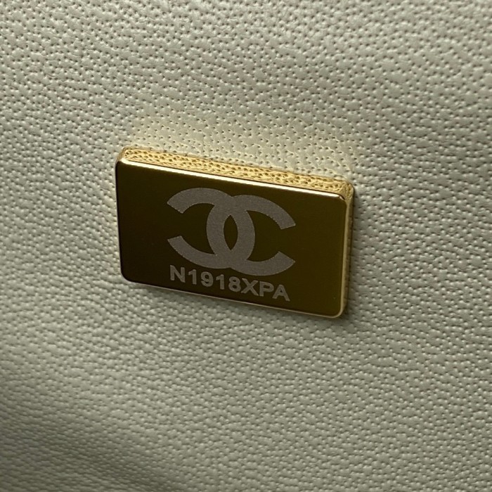  Handbag  Chanel  size 20 cm