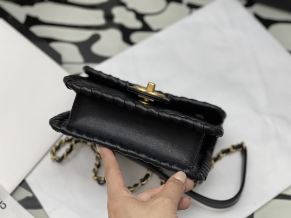  Handbag  Chanel size 15*19*6* cm