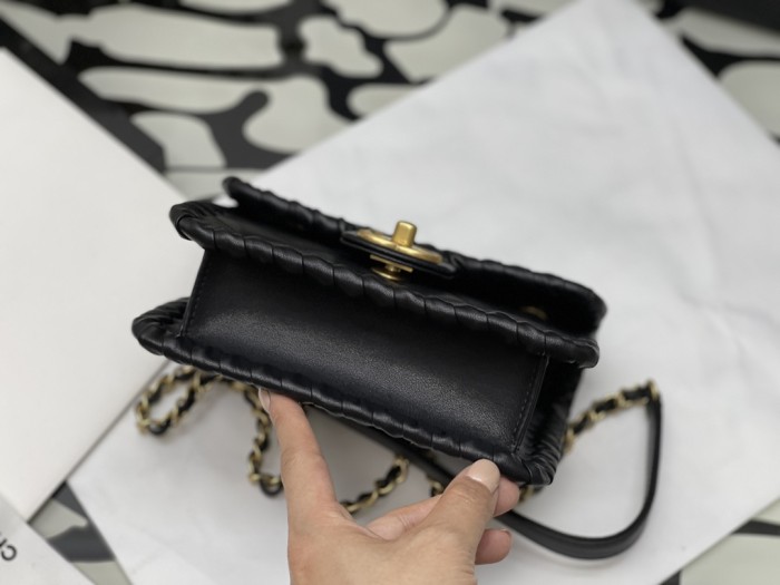  Handbag  Chanel size 15*19*6* cm