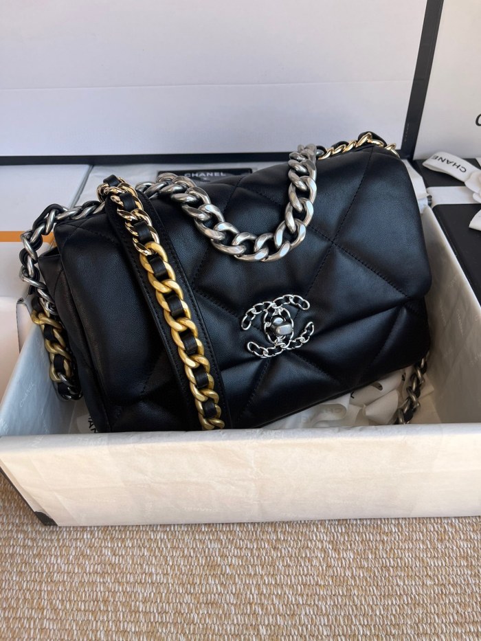  Handbag  Chanel size 26cm／30 cm 
