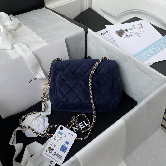  Handbag Chanel size 17 cm