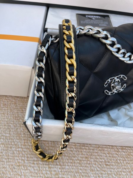  Handbag  Chanel size 26cm／30 cm 