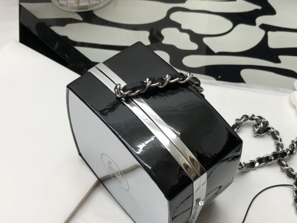  Handbag  Chanel  size  12.7*12.7*7.6 cm