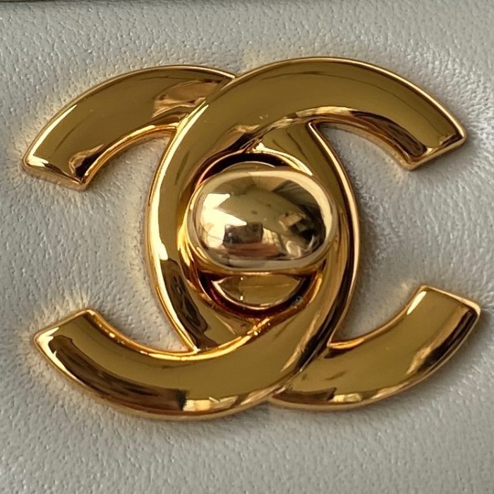  Handbag  Chanel  size 20 cm